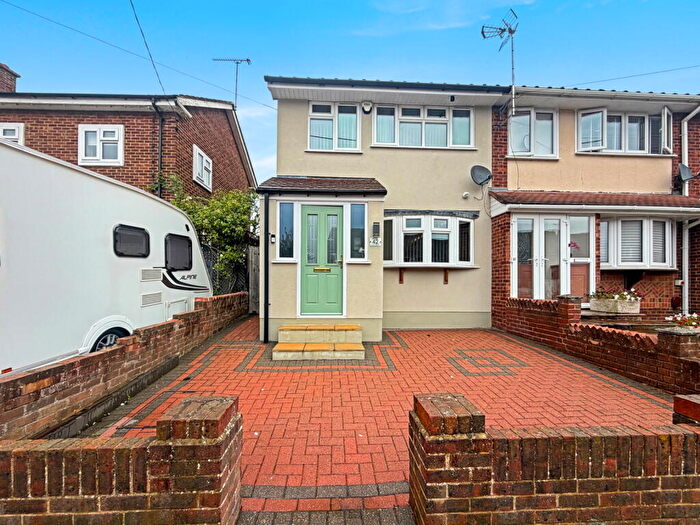 3 Bedroom End Of Terrace House For Sale In Lower Crescent, Linford, SS17