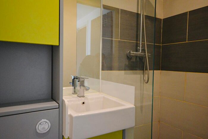 1 Bedroom Flat To Rent In Flat, A Upper Hill Street, L8