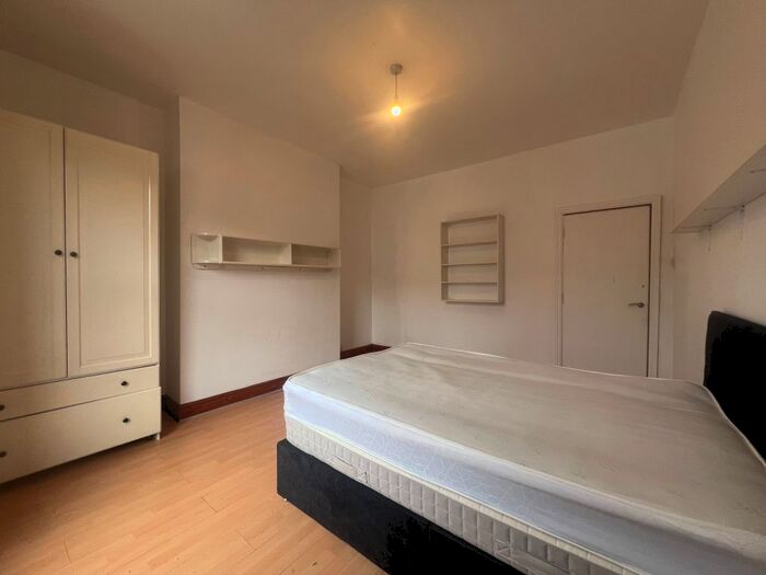 2 Bedroom Flat To Rent In Harehills Avenue, Leeds, LS8