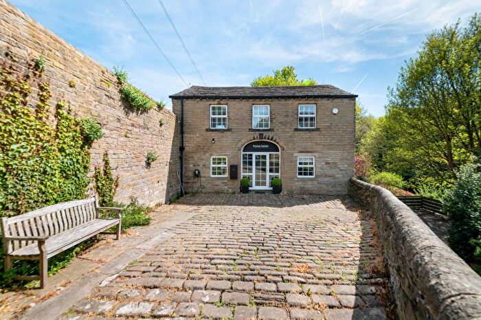 3 Bedroom Detached House For Sale In North Road, Kirkburton, HD8