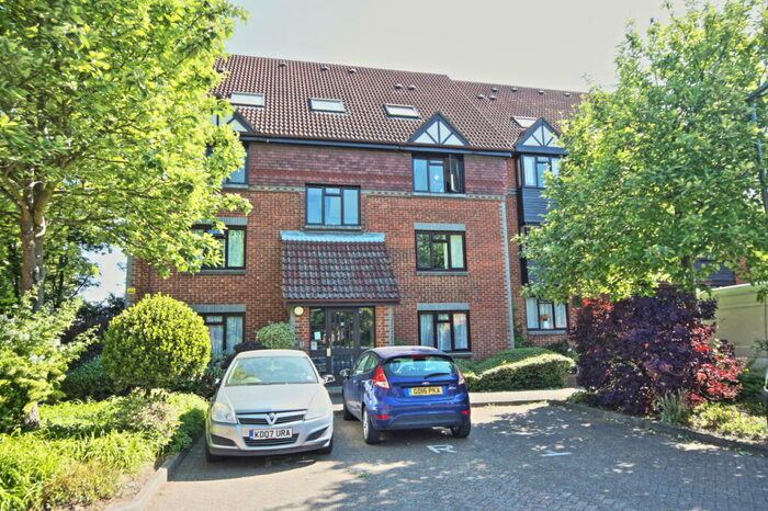 Flat To Rent In Oriental Road, Woking, GU22