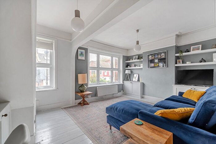 3 Bedroom Flat For Sale In Radbourne Road, Balham, London, SW12