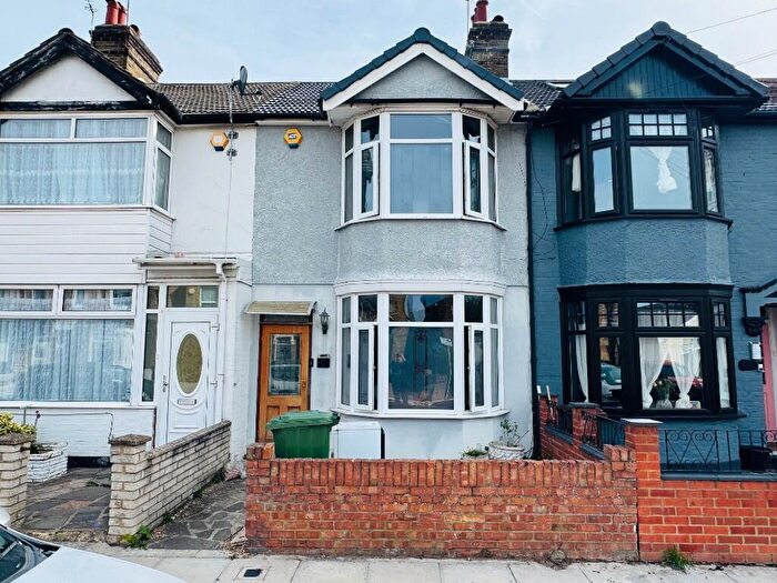 3 Bedroom Terraced House For Sale In Pretoria Road, Romford, London, RM7