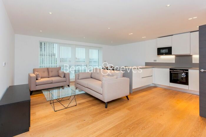 2 Bedroom Flat To Rent In New Broadway, Ealing, W5