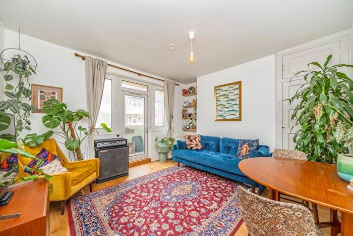 2 Bedroom Flat For Sale In Wyndham Road, Oval, SE5