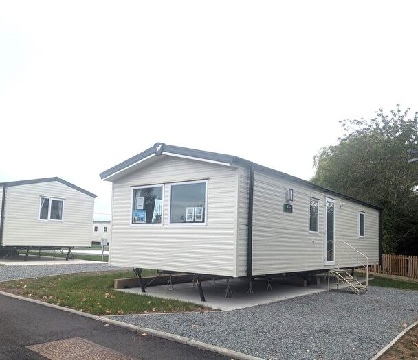 2 Bedroom Mobile/park Home For Sale In Main Road, St. Lawrence, Southminster, CM0