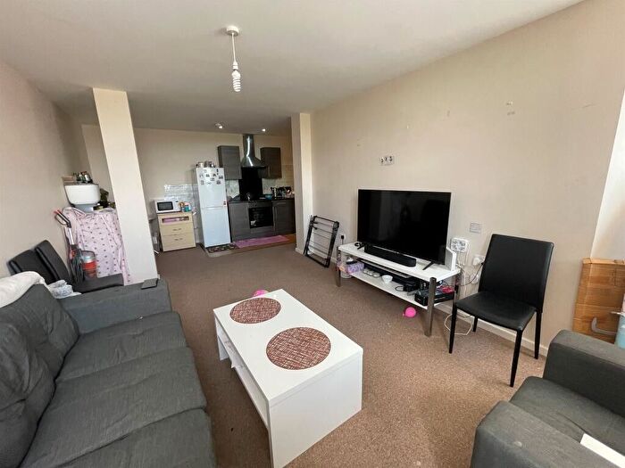 2 Bedroom Flat For Sale In Pellon Lane, Halifax, HX1