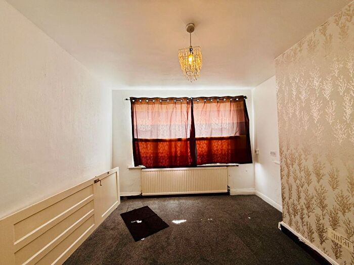 4 Bedroom Semi-Detached House To Rent In Cres Road, London, NW2