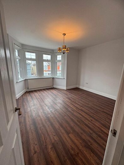 2 Bedroom Flat To Rent In Castleton Road, IG3