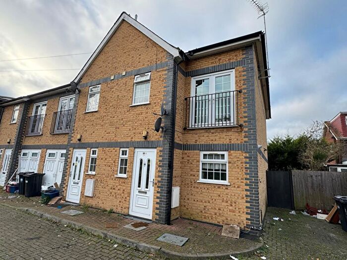 3 Bedroom Town House To Rent In Cranford Lane, Hounslow, TW5