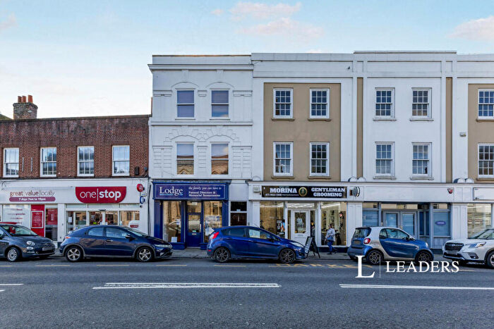 Flat To Rent In Windsor Street, KT16