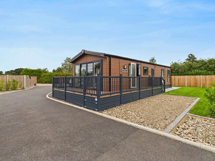 2 Bedroom Mobile/park Home For Sale In Haddiscoe Country Retreat, Dorchester, NR14