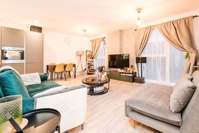 2 Bedroom Flat For Sale In Thunderer Street, London, E13