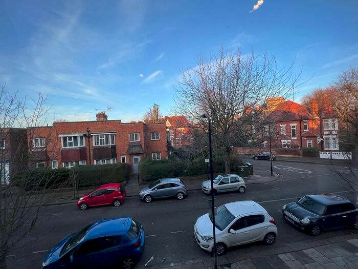 3 Bedroom Flat To Rent In Fairlawn Avenue, London, W4