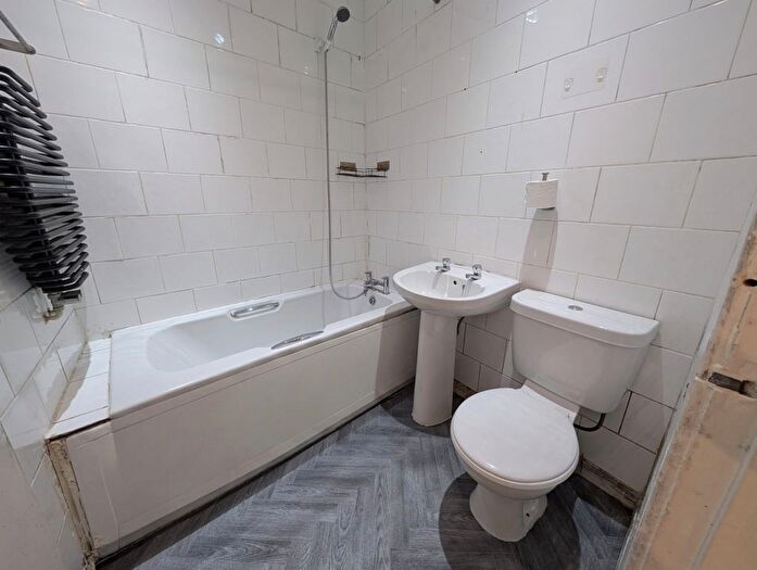 2 Bedroom Flat To Rent In , Richmond Grove, Manchester, Greater Manchester, M13