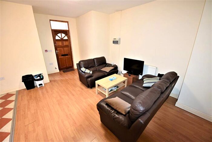 2 Bedroom Flat To Rent In Swan With Two Necks, LS6