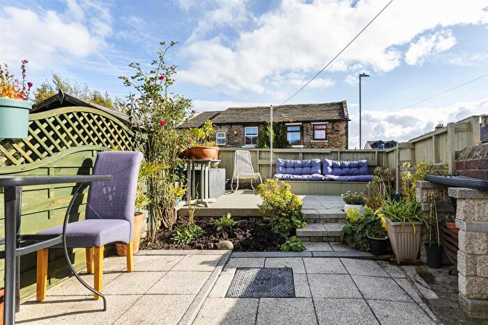 2 Bedroom Cottage For Sale In Laund Road, Huddersfield, HD3