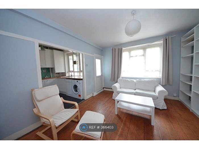 3 Bedroom Flat To Rent In Greenleaf Close, London, SW2