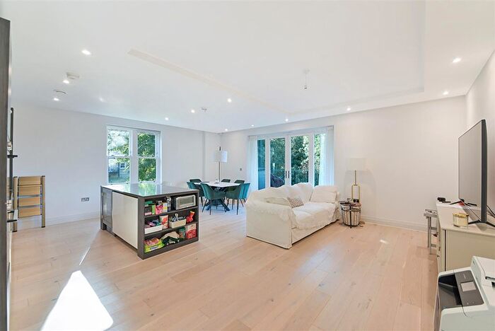 3 Bedroom Flat For Sale In Pakenham House, Atkinson Close, Wimbledon, SW20