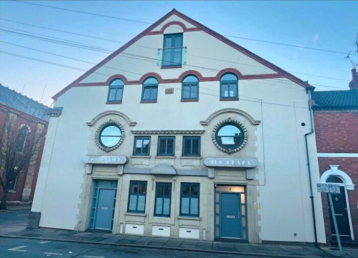 2 Bedroom Maisonette For Sale In Grove Road, The Mounts, Northampton, NN1