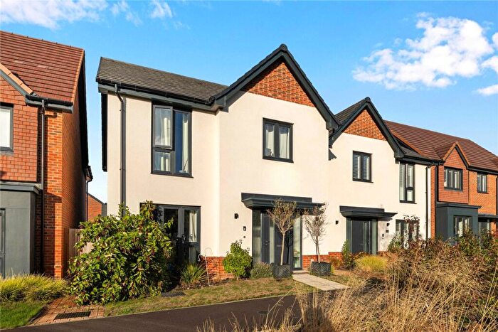 4 Bedroom Detached House For Sale In Collins Walk, Crowthorne, Berkshire, RG45