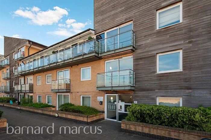 2 Bedroom Flat For Sale In Tilley Road, Feltham, TW13