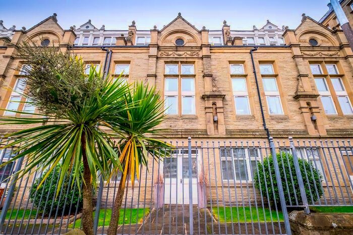 1 Bedroom Flat To Rent In Clare Hall, Halifax, West Yorkshire, HX1