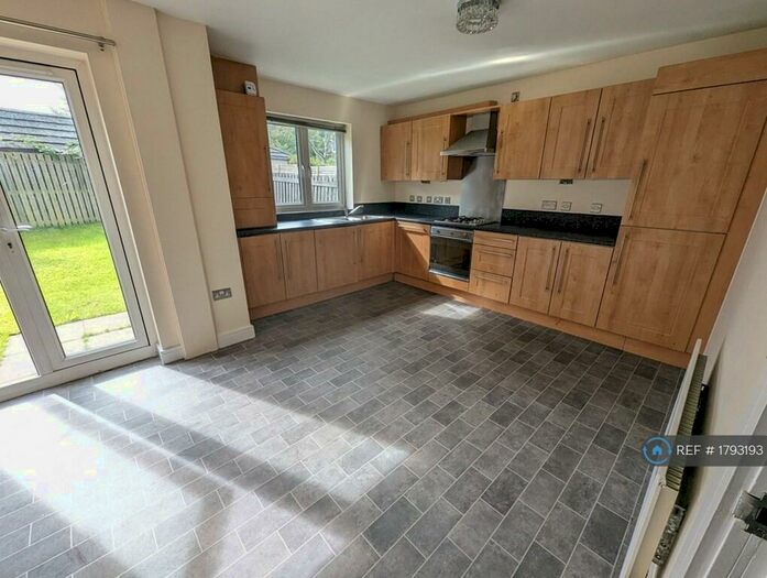 4 Bedroom Semi-Detached House To Rent In Altrincham Road, Manchester, M22