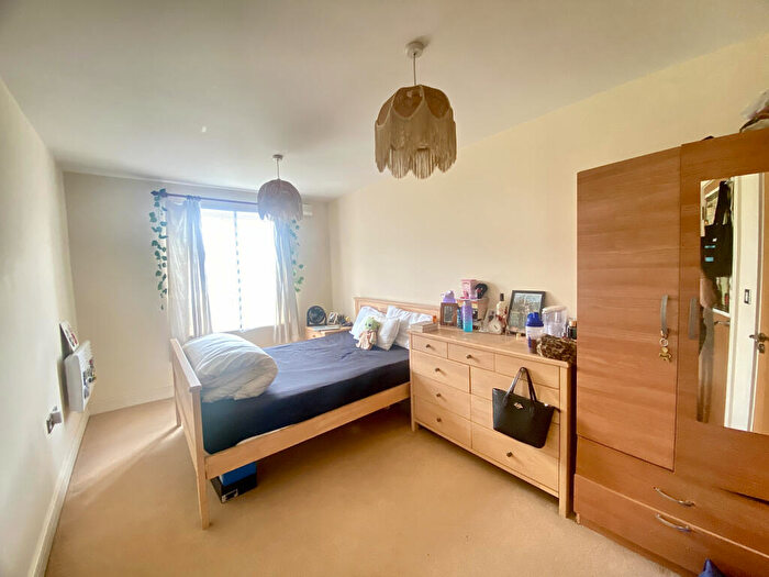 2 Bedroom Flat To Rent In Spacious Bedroom Apartment - Stratford, E15