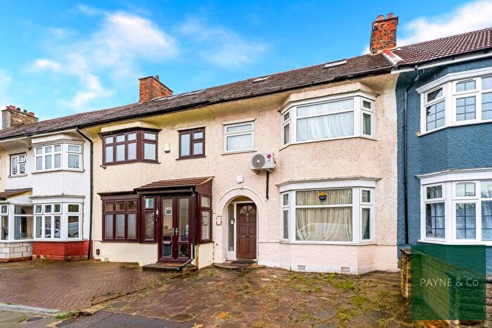 3 Bedroom Terraced House For Sale In Cantley Gardens, Ilford, IG2