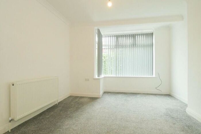 3 Bedroom Semi-Detached House For Sale In Westover Avenue, Leeds, LS13