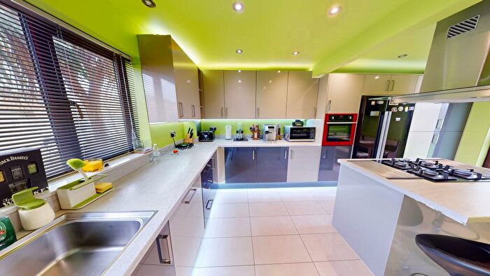 3 Bedroom House For Sale In Armstrong Close, Stanford-Le-Hope, Essex, SS17