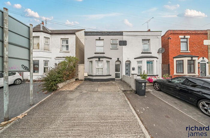 3 Bedroom Semi-Detached House For Sale In Cricklade Road, Swindon, SN2