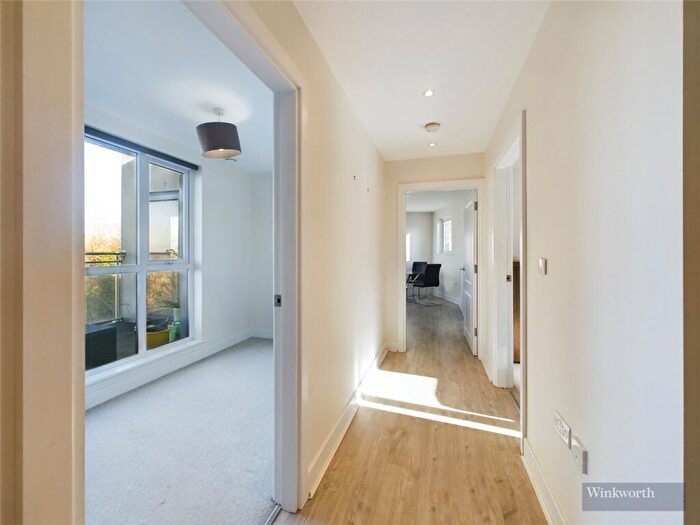 2 Bedroom Apartment To Rent In Hythe Road, Surbiton, KT6