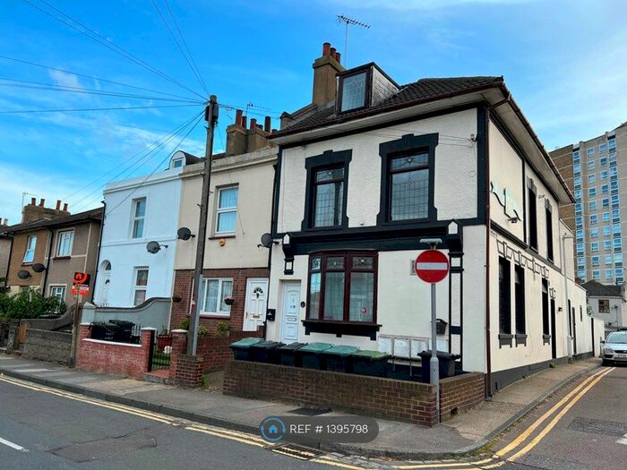 4 Bedroom Flat To Rent In Dover Road, Northfleet, Gravesend, DA11
