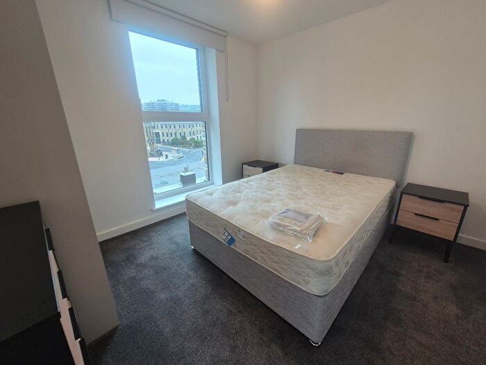 2 Bedroom Flat To Rent In Cow Green, Halifax, HX1