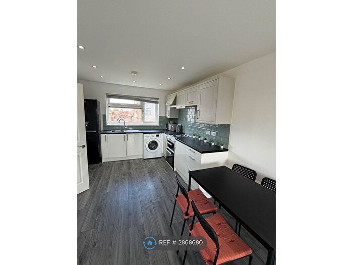 2 Bedroom Flat To Rent In Whipperley Ring, Luton, LU1