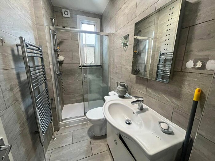 2 Bedroom Flat To Rent In Chapter Road, London, NW2