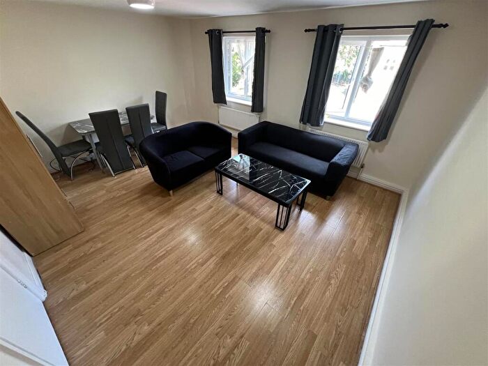 3 Bedroom Apartment To Rent In Orchard Lodge, North Hill Road, Hyde Park, Leeds, LS6
