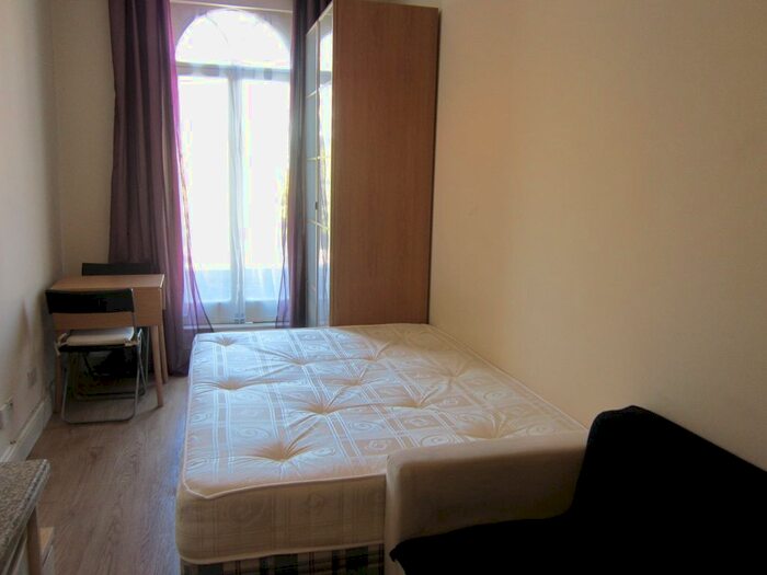 Studio To Rent In Hammersmith Road, London, W14