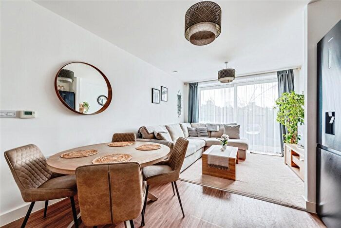 2 Bedroom Flat For Sale In Barns Road, Oxford, Oxfordshire, OX4