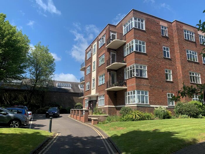 3 Bedroom Apartment To Rent In Dyke Road, BN1