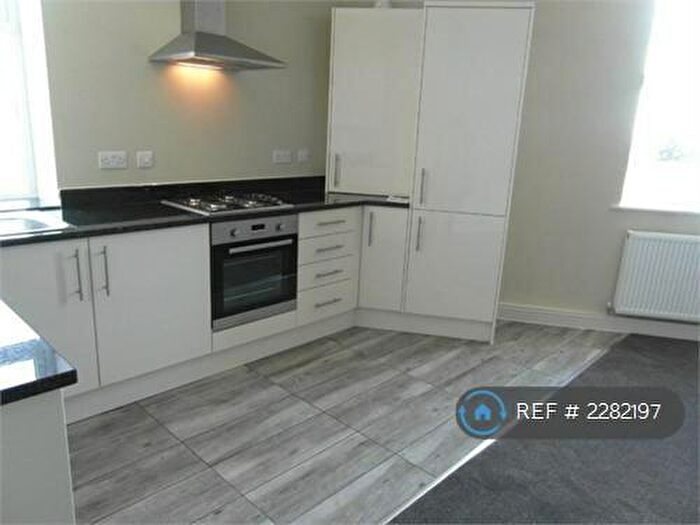 2 Bedroom Flat To Rent In Gardiners Square, Halifax, HX3