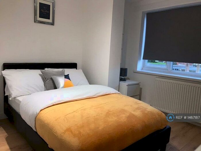 Studio To Rent In Basil Grove, Birmingham, B31