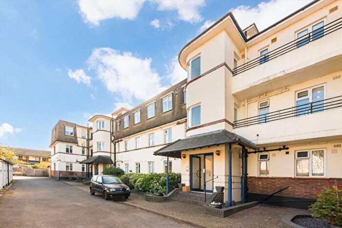 2 Bedroom Flat For Sale In Park Close, Kingston Upon Thames, KT2