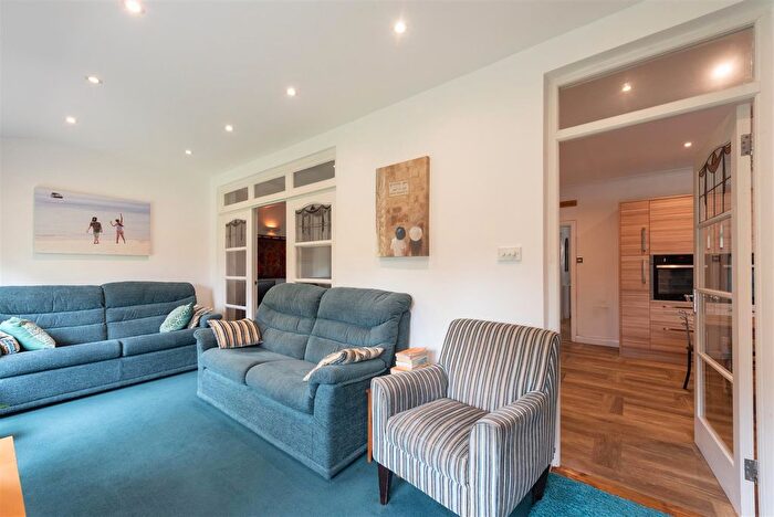 5 Bedroom Semi-Detached House For Sale In Townsend Avenue, London, N14
