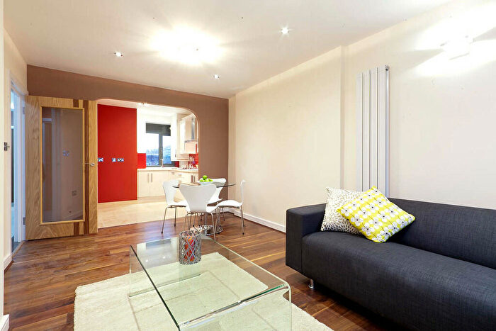 3 Bedroom Apartment To Rent In Bains Mansions, Philpot Street, Whitechapel, London, E1