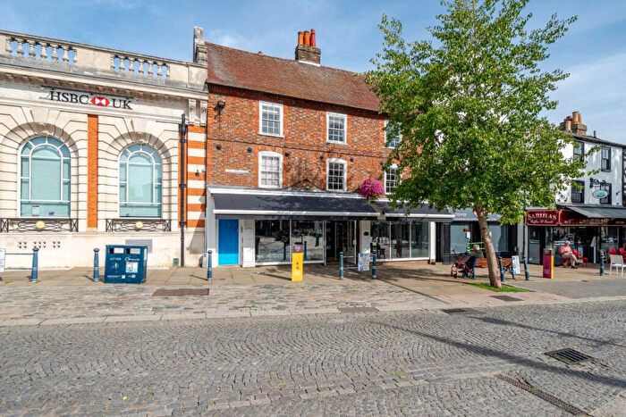 3 Bedroom Flat To Rent In Market Place Hitchin, SG5