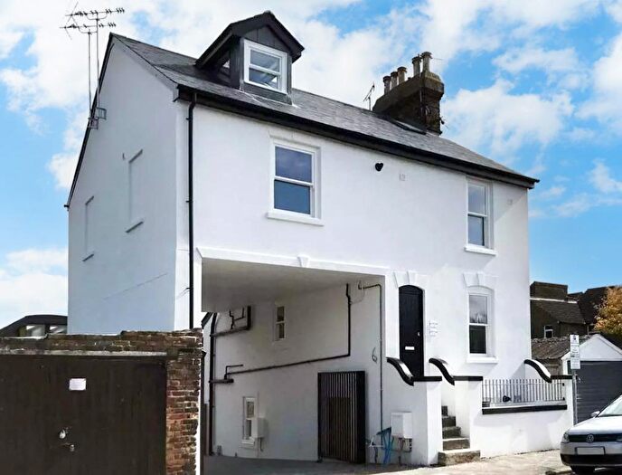 2 Bedroom Flat To Rent In Bed Saxon Road, Faversham, ME13