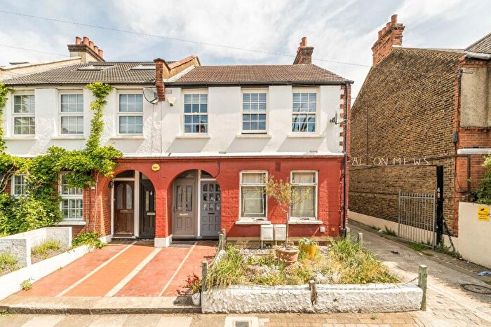 3 Bedroom Maisonette For Sale In Oakmead Road, Balham, SW12
